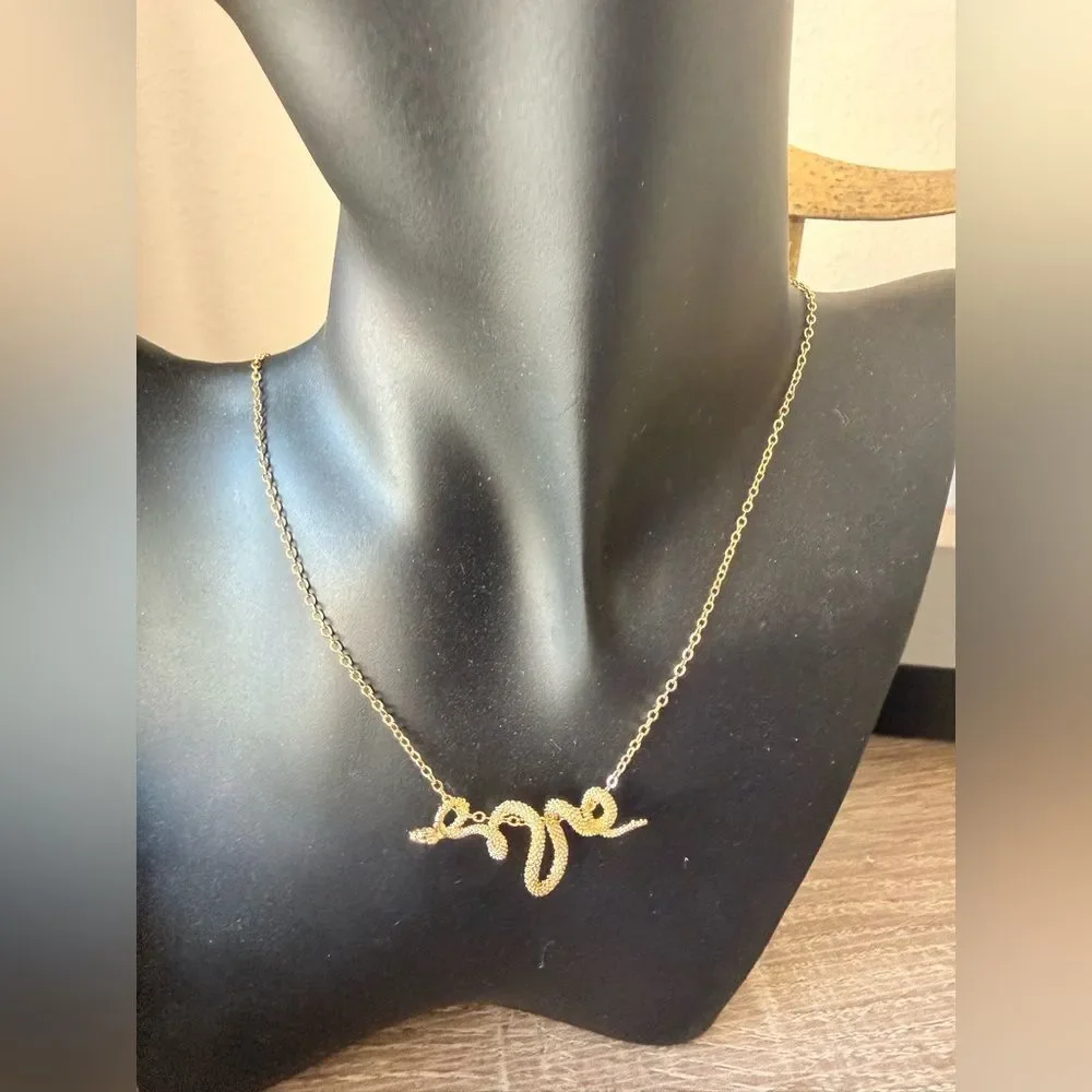 Chic Snake Pendant Necklace N1210